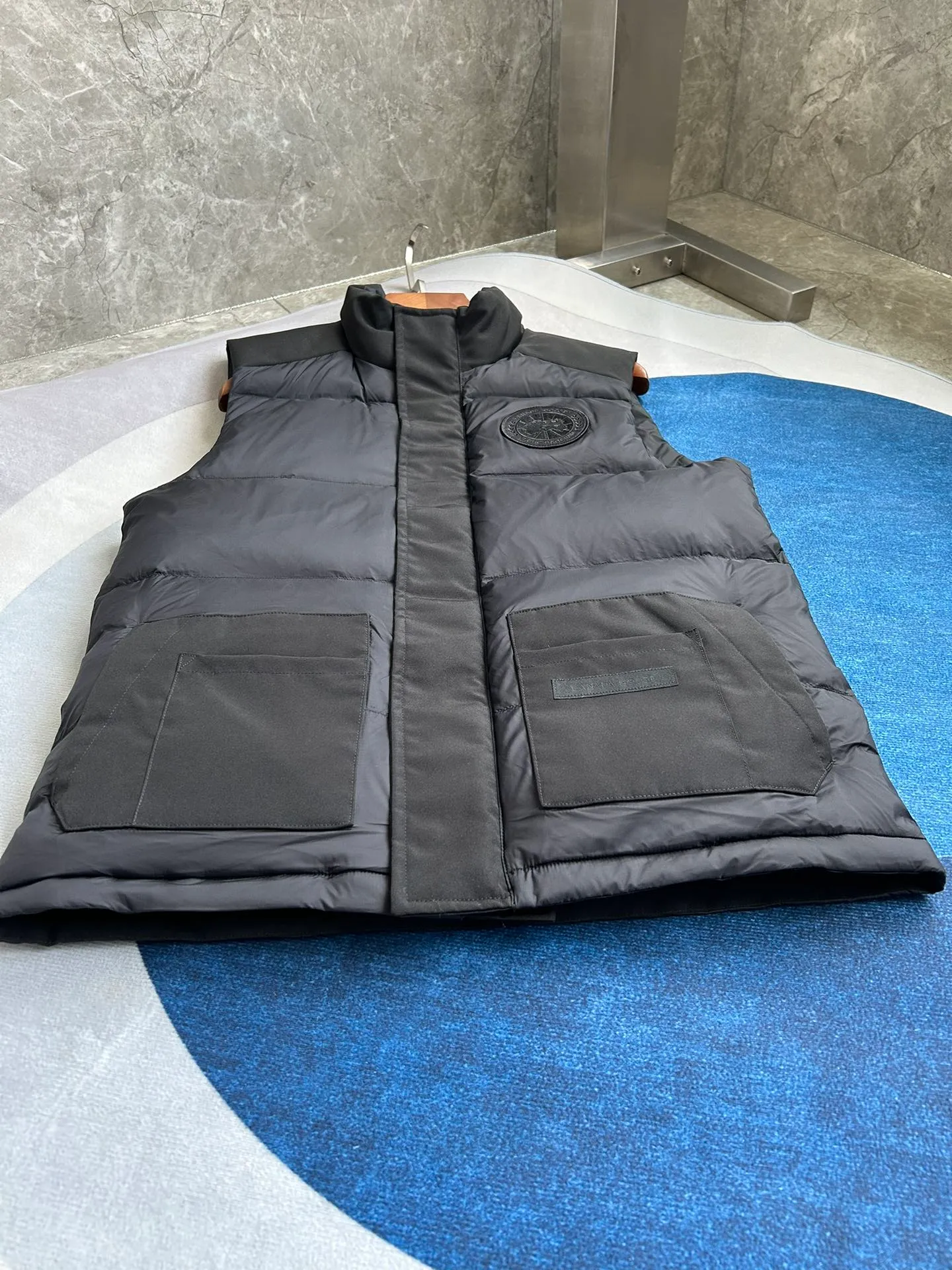 P560 Big Goose 2057MW puff down vest [note the version is too large] Canada Goose Canada Goose FW23 Freestyle waterproof solid color stand collar button down vest Paradigm Freestyle Vest-WD Color: Black White Size: XS S M L XL XXL 2057MW Paradigm Freestyle Vest-WD Men's style. Color: black. Sizes: XS S M L XL XXL.